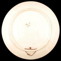 Schütz Cilli: Szamurájos dísz falitányér. Kézzel festett mázas fajansz, jelzett, jó állapotban, d: 3...