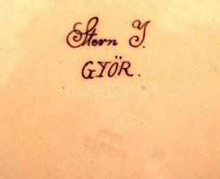 Schütz Cilli: Szamurájos dísz falitányér. Kézzel festett mázas fajansz, jelzett, jó állapotban, d: 3...