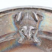 Irizáló üveg pohár sárkányos ezüsttartóban, jelzett, kínai jelzéssel, 272gr, 12x7cm / Iridescent gla...