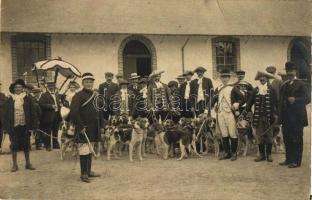 Vadászcsoport a kutyáikkal., Hunters with hunting dogs, group photo