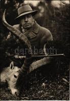 Vadász elejtett vadkecskével, fotó, Hunter with hunted goat, gun, F. Edmond-Blanc photo