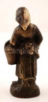 Jelzés nélkül: Lány kosárkával. Bronz, m:16 cm