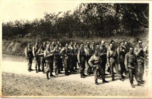 1944 Szada környéke, katonák csoportképe, Schindele photo (ragasztónyom / gluemark)