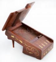 Cigaretta tartó és adagoló, festett fa, 16×13 cm