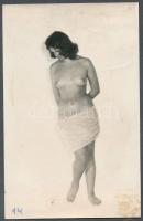 cca 1960 Erotikus fotók, vegyes méretben és minőségben kartonra kasírozva, 5db, 14x9cm