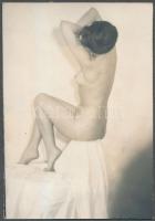 cca 1960 Erotikus fotók, vegyes méretben és minőségben kartonra kasírozva, 5db, cca 6x8cm és 14x9cm