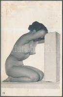 cca 1960 Erotikus fotók, vegyes méretben és minőségben kartonra kasírozva, 5db, cca 6x8cm és 14x9cm