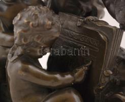 Robert jelzéssel: Háromalakos bronz szobor. Építész, festő, szobrász, mögöttük ledőlt talpazat. / Br...