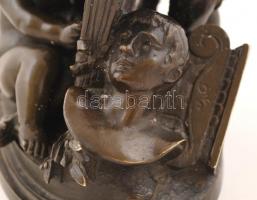 Robert jelzéssel: Háromalakos bronz szobor. Építész, festő, szobrász, mögöttük ledőlt talpazat. / Br...