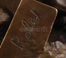 Robert jelzéssel: Háromalakos bronz szobor. Építész, festő, szobrász, mögöttük ledőlt talpazat. / Br...