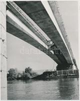 cca 1975 Kunszentmárton, közúti hidat építenek a Hármas-Körös felett, 21x17 cm