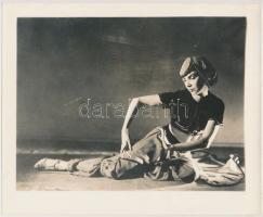 cca 1935 Argentínában turnézó magyar balett társulat egyik balerinája, hozzáadva egy műsorlapot is, vintage fotó, 20x25 cm