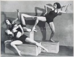 cca 1935 Foto Ada vintage fotóművészeti alkotásáról készült modern műtárgy másolat, Szentpál Olga tánccsoportja, 12x16 cm