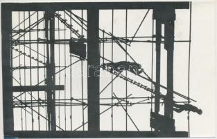 cca 1970 Környei Gyula: Állványozás, feliratozott vintage fotóművészeti alkotás, 17x11 cm