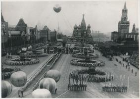 cca 1953 Moszkva, a Nagy Október nagy ünneplése a Vörös téren, 24x17 cm