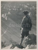 cca 1936 Dulovits Jenő (1903-1972): Turista, pecséttel jelzett vintage fotó, 12x9 cm