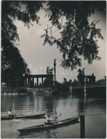 cca 1940 Haár Ferenc (1908-1997): Városligeti-tó, aláírt, feliratozott vintage fotó, a Hungária Magazinban publikált kép, 24x18 cm