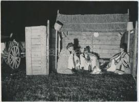 cca 1930 Kerny István (1879-1963): Bugaci pásztorok esti pihenője, pecséttel jelzett, vintage fotóművészeti alkotás, 22,5x17 cm