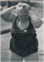 1964 Kovács Zoltán: Strandon, feliratozott vintage fotóművészeti alkotás, 24x17 cm