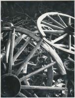 1964 Bogdán Lajos: Szekértemető a Sarkadi úti TSZ-ben (Gyula), jelzés nélküli vintage fotóművészeti ...