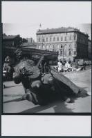 cca 1955 Tinódi Lantos Sebestyén szobra - amely eredetileg a Nemzeti Színház előtt, a Blaha Lujza téren állt, elszállításra vár, korabeli negatívról készült modern nagyítás, 10x15 cm-es fotópapírra