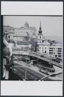 1967 Budapest, villamosok az Erzsébet híd budai hídfőjénél, korabeli negatívról készült modern nagyítás, 10x15 cm-es fotópapírra