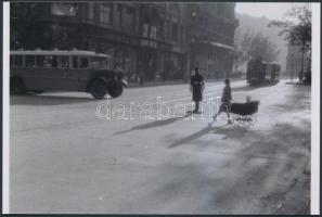 cca 1930 Budapest, Autóbusz, villamos, közlekedési rendőr, korabeli negatívról készült modern nagyítás, 10x15 cm