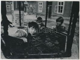 cca 1975 Szél Ferenc: Külvárosi srácok, aláírt vintage fotóművészeti alkotás, 18x24 cm