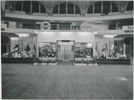 1954 Magyar termékek bemutatója Milánóban és Frankfurtban, 2 db feliratozott fotó, 17x23 cm