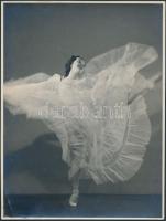 cca 1950 Balerina lendületes forgása, a kép felületén két törésvonal, 23x17,5 cm