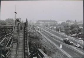 1982 Budapest, M3-as autópálya Hungária úti csomópontjának, felüljáró rendszerének építése, 13 db ko...