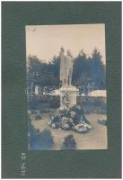 1924 A Rumi Hősök Emlékszobra kartonra ragasztott, hátoldalon feliratozott fotó, 13x9 cm
