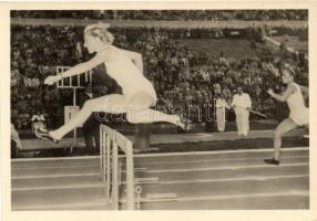 Gyarmati Olga, olimpiai bajnok a svéd-magyar atlétikai mérkőzésen, kiadja a Képzőművészeti Alap Kiadóvállalat / Olga Gyarmati, Olympic champion on the Swedish-Hungarian Athletic Match