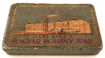 cca 1950 Száz éves a magyar dohányipar - A 100 éves dohányipart büszkesége a mechanikai fermentáló épül az 5 éves tervben, fém cigarettás doboz, 11,5x7,5cm