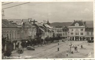 Kézdivásárhely, Targu Sacuesc; Piac tér, gyógyszertár, Wertan, Fejér és Kovács üzletei, automobil / market square, pharmacy, shops, automobiles