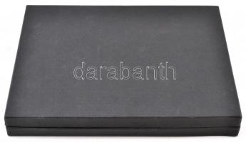 Érmetartó kazetta kivehető tálcával, 24 férőhellyel, használt állapotban, egyik sarkán kis sérülésse...