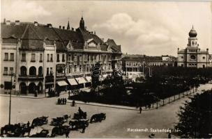 Kecskemét, Szabadság tér, Tóth István üzlete, Villany-Csillár üzlet, Szél Nándor műterme, Retkey Gyula üzlete, zsinagóga, kiadja Szél Nándor (EB)