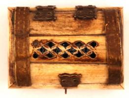 Díszesen faragott, réz rátétes csont dobozka, bársony béléssel, 9×6,5×4 cm