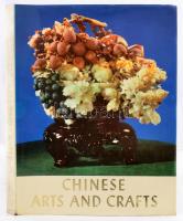 Chinese Arts and Crafts. Peking, 1973, Foreign Languages Press. Rendkívül gazdag, színes képanyaggal. Vászonkötésben, papír védőborítóval, karton tokban, jó állapotban.