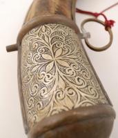 Dekoratív fa díszkürt, díszes réz rátétekkel, h: 40,5 cm