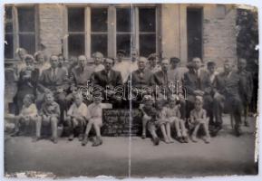 1946-47 tanév I-VI. általános iskola növendékei és tanárai, csoportfotó, középen hajtásnyommal, kissé viseltes szélekkel, 16x24cm