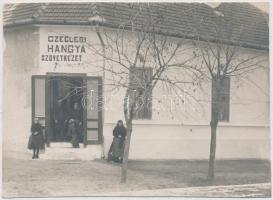 1922 Ceglédi Hangya szövetkezet boltjai, 2 db kartonra ragasztott fotó, hátoldalon feliratozva, 8x11 cm