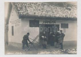 1922 Ceglédi Hangya szövetkezet boltja, kartonra ragasztott fotó, 8x11 cm
