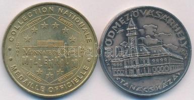 Csúcs Viktória (1934-1993) DN &quot;Hódmezővásárhely Tanácsháza&quot; fém emlékérem (32mm) + Franciaország DN &quot;Párizsi Pénzverde / Notre Dame&quot; Cu turista zseton (34mm) T:2