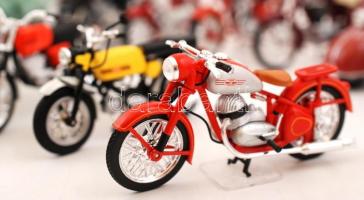 26 db Atlas Editions motorkerékpár modell, egy része (13 db) csomagolás nélkül a többi félig, festet...