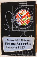 1957 a Foto fotóművészeti magazin 4. évf. 1-8. lapszáma + hozzákötve: I. Nemzetközi Művészi Fotókiállítás, Budapest 1957 (Bp., Magyar Fotóművészek Szövetsége) + Peter Basch's Glamour Photography , többek között erotikus tartalommal. Kicsit kopott félvászon kötésben, egyébként jó állapotban.