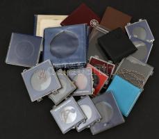 20db vegyes érem- és érmetartó tok, közte Magyar Nemzeti Bank tokok is plombával, használ állapotban