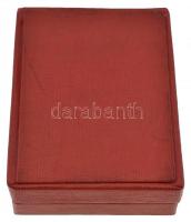 ~1970. "A közlekedés kiváló dolgozója" zománcozott kitüntetés miniatűrrel, dísztokban T:2