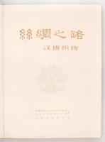 Si chou zhi lu: Han Tang zhi wu [A Selyemút: Han- és Tang-kori szövetek]. Peking, 1972, Hszincsiang-Ujgur Autonóm Terület Múzeuma. Kínai nyelven, gazdag képanyaggal, kísérőfüzettel. Műanyag védőfóliás vászonkötésben, karton védőtokban, jó állapotban. /  Si chou zhi lu: Han Tang zhi wu [The Silk Road: Han and Tang fabrics]. Beijing, 1972, Museum of Xinjiang-Uyghur Autonomous Region. In Chinese, with rich image material and booklet. In linen binding with cardboard case, in good condition.