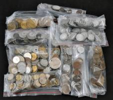 Vegyes magyar és külföldi fémpénz ~1600g-os súlyban, közte néhány zseton, jobb darabokkal T:vegyes